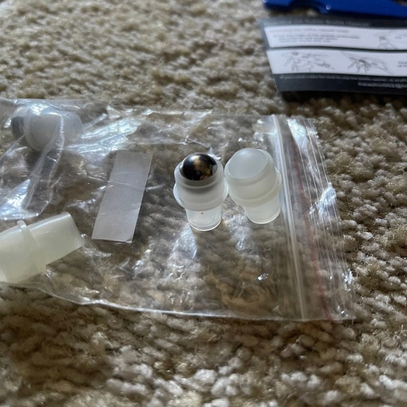 Essential oil roller bottles and vent clip - Picture 4 of 10